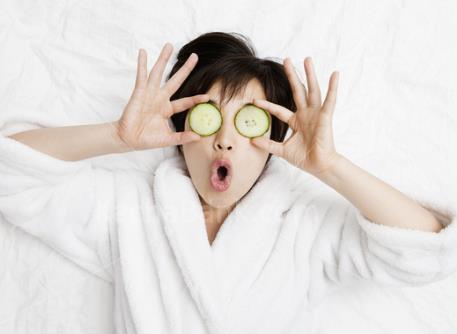 黃瓜敷臉美容護膚小知識:胡蘿卜黃瓜可美白除皺