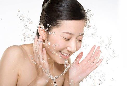 用什么洗臉最好?正確的洗臉方法六十歲都沒皺紋