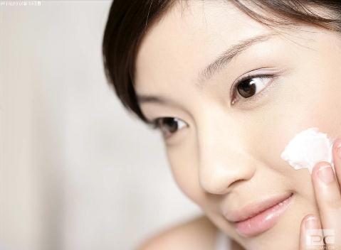 女性應(yīng)預(yù)防化妝品導(dǎo)致的皮膚過(guò)敏反應(yīng),寒冷冬季日常護(hù)理很重要