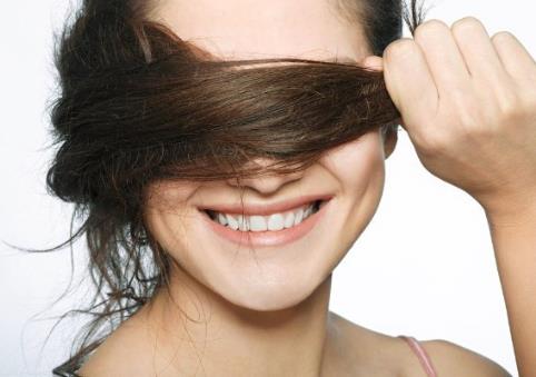 用手打理卷發比梳子更健康：7妙招助你輕松打理亂蓬蓬的卷發