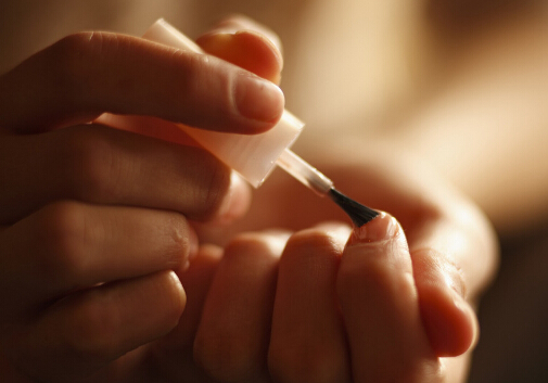 怎么減少指甲油對人體的危害？如何選購質(zhì)量好的指甲油