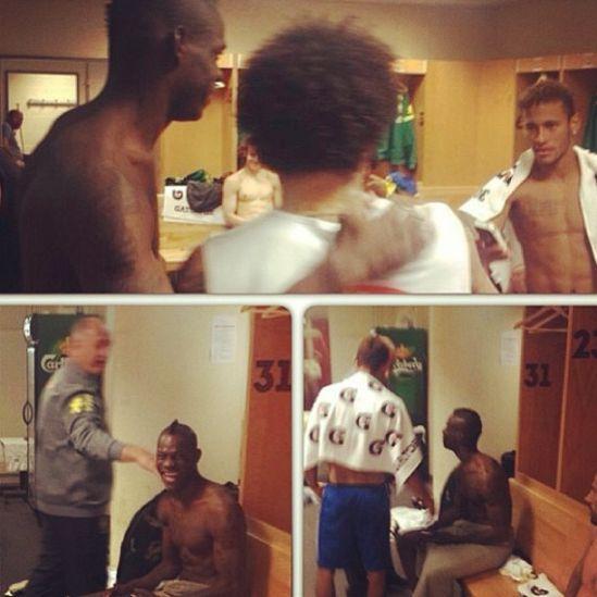 巴神半裸闖更衣室引圍觀,與巴西球員內馬爾馬塞洛等人聊天