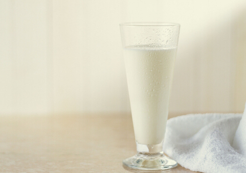 寶寶多大可以喝牛奶?寶寶喝牛奶過敏腹脹怎么辦?