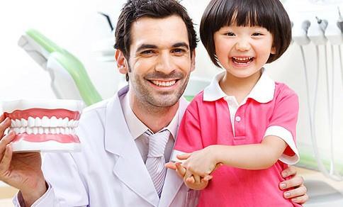 導(dǎo)致嬰幼兒牙齒發(fā)黃發(fā)黑的食物有哪些？牙齒黃怎么辦