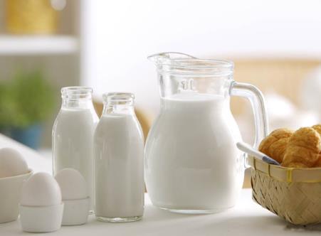 寶寶喂養誤區:鮮奶比配方奶粉好