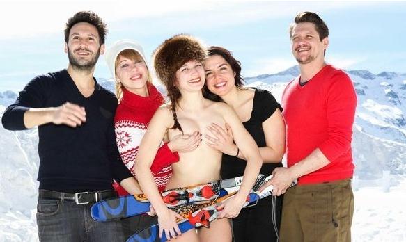 法國女星朱莉全裸雪山拍性感寫真,友人用手幫其遮胸(組圖)