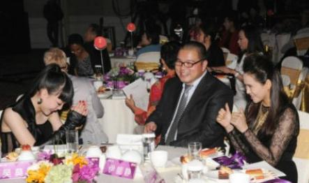 吳莫愁與伊能靜同桌,吳莫愁被網友調侃“笑比哭還難看”(圖)