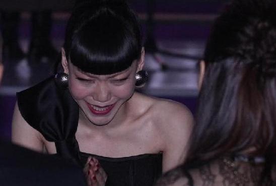 吳莫愁與伊能靜同桌,吳莫愁被網友調侃“笑比哭還難看”(圖),這是苦還是在笑?