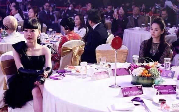 吳莫愁與伊能靜同桌,吳莫愁被網友調侃“笑比哭還難看”(圖)