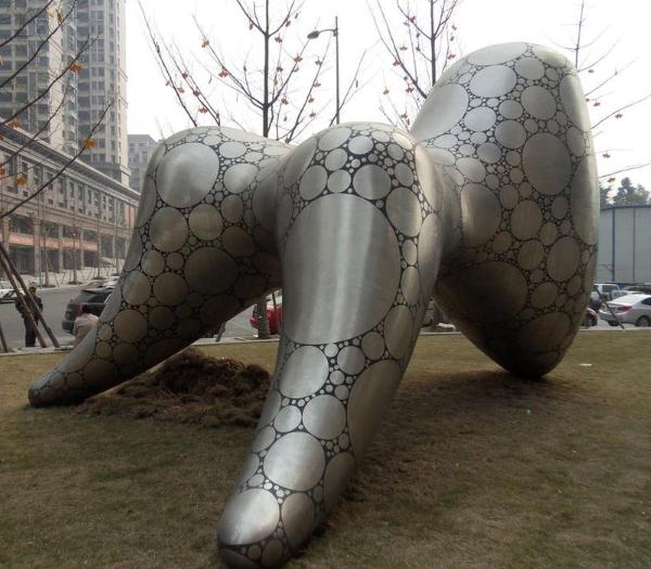 重慶“豐腿肥臀”雷人雕塑引熱議，夸張造型雷倒眾人(組圖)