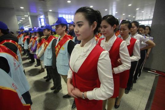 濟南鐵路局春運美女志愿者露美腿,齊P小短裙濃妝艷抹引爆眼球(組圖)