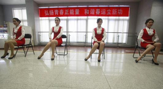 濟南鐵路局春運美女志愿者露美腿,齊P小短裙濃妝艷抹引爆眼球(組圖)