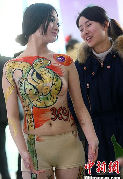 南京人體彩繪美女裸奔售黃金,裸女胸部繪金蛇展示金價裸奔
