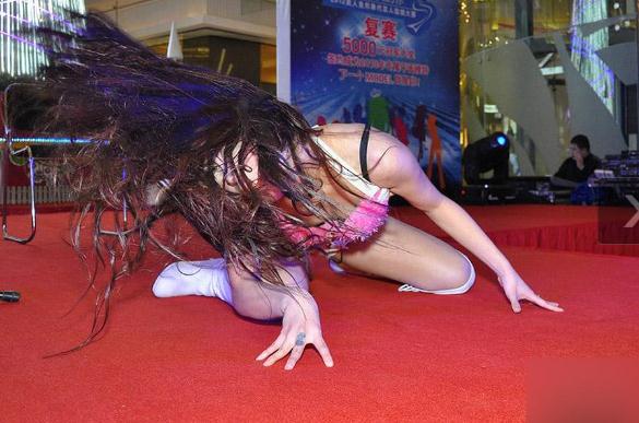 奇葩靚女子豹紋內(nèi)衣外露,披頭散發(fā)跪地狂演“獅子舞”(組圖)