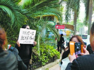 黑衣美女街頭賣擁抱一次10元,男子害羞與其合影,網(wǎng)友斥其滿足物質(zhì)享受的物質(zhì)女