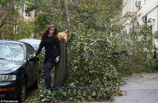 紐約遭風(fēng)暴襲擊,巴西女模特紐約災(zāi)區(qū)拍寫真惹眾怒遭群PS