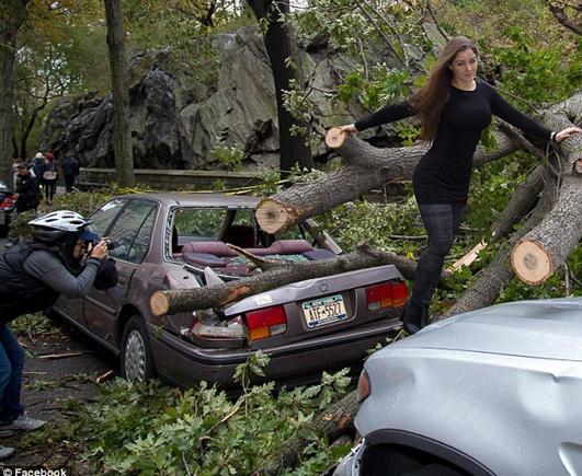 紐約遭風(fēng)暴襲擊,巴西女模特紐約災(zāi)區(qū)拍寫真惹眾怒遭群PS