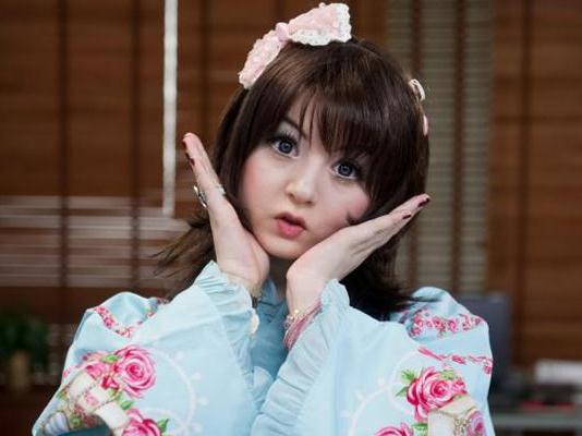 英國15歲瓷娃娃少女爆紅網絡遭追捧,有網友稱是怪胎