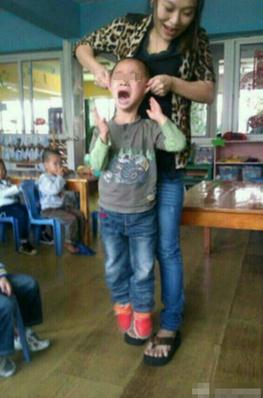 變態(tài)90后女教師揪幼童雙耳離地20厘米，網(wǎng)友人肉搜索出女教師多張虐童照