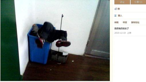 變態(tài)90后女教師揪幼童雙耳離地20厘米，網(wǎng)友人肉搜索出女教師多張虐童照