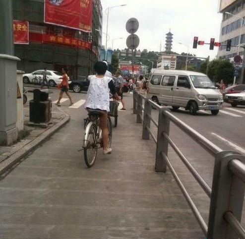 沒有穿褲子的女人：哎！閨女沒穿褲子就騎自行車上街了