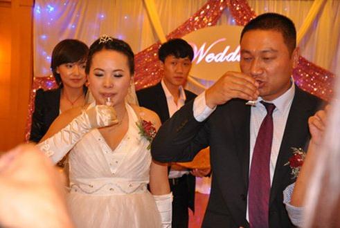 云南寺廟方丈還俗完婚迎娶26歲女老板婚禮現場