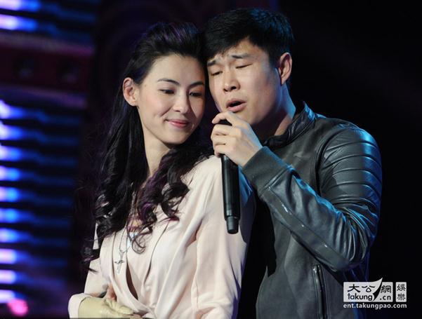 小沈陽張柏芝對唱情歌,小沈陽用力緊摟張柏芝,張柏芝胸部走光渾然不知(組圖)