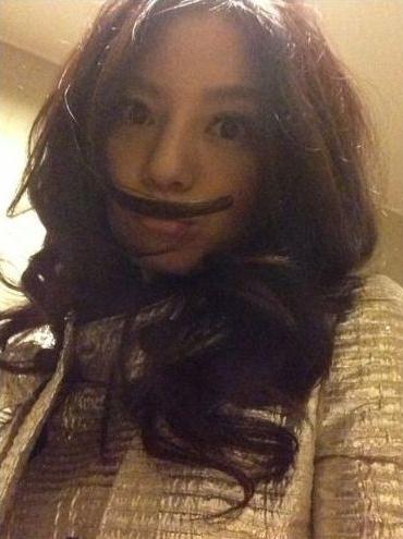 趙薇微博曬搞怪長(zhǎng)胡子自拍照,標(biāo)志性大眼睛迷人