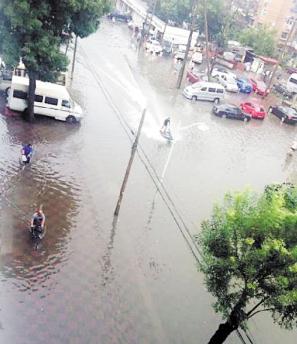 天津暴雨摩托艇哥非高富帥?？?摩托艇哥雨中救車又救人