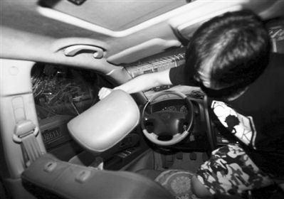 1 記者實驗用汽車頭枕砸破駕駛室玻璃。因車內(nèi)空間狹小,難以用力,砸了兩三分鐘后仍無法破窗。