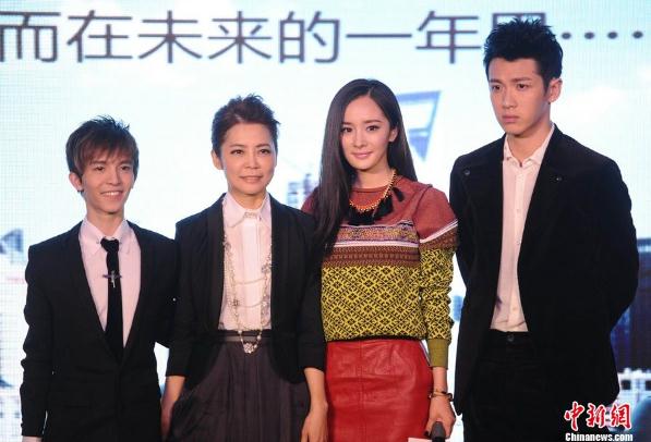 郭敬明身高又成爆笑點,電影《小時代》開機發(fā)布會劇組合影似階梯