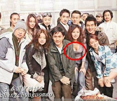 曝王石新歡田樸珺曾強(qiáng)吻羅伯特巴喬，合影胸蹭影帝梁朝偉