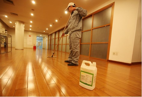 打蠟和涂刷底漆:周期性涂抹保養效果更佳