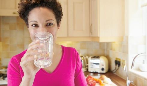 放心飲用符合飲水安全標準的加氯自來水