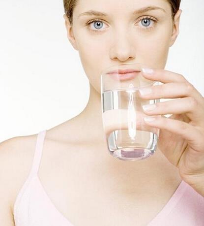 晨起先刷牙好還是先喝溫開水好?白開水VS淡鹽水好壞