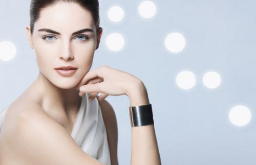 控油又保濕的潔面產(chǎn)品也很重要。