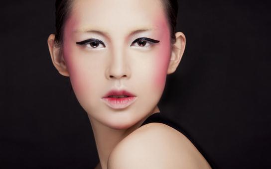 甜美MM的專(zhuān)屬妝容:色彩妝的畫(huà)法