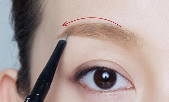 直眉太膩了?試試彎眉也不錯(cuò)哦!