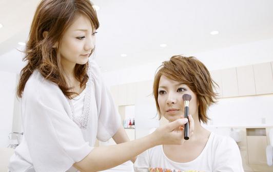 男生最愛甜美風(fēng):粉嫩眼影的畫法