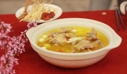 喝雞湯能夠幫助治療感冒！