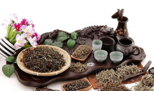 隔夜茶渣有什么用處?茶葉消除黑眼圈