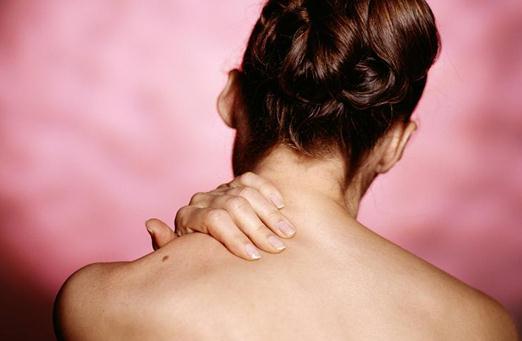 盲目按摩會誘發勁椎病 頸椎病治療方式哪種好？