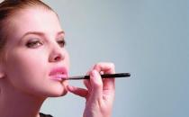 如何畫唇妝？打造完美唇妝的基本技巧