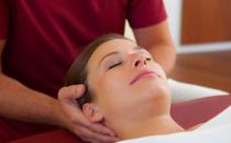 養生不用大動作 手指梳頭就足以