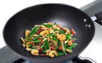 鐵鍋炒菜有什么好處？如何正確使用