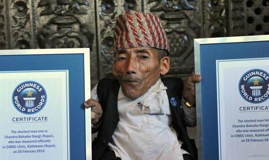 世界上最矮成人男子去世,享年75歲