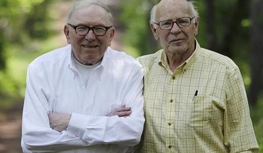 奇葩:美國一對養父和養子結婚了!