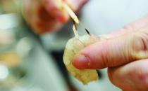 做蝦怎么去除蝦線？利用牙簽去蝦線