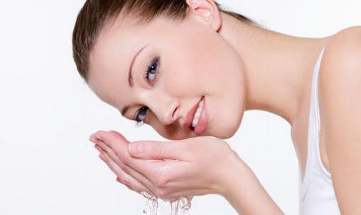 鹽水洗臉有什么好處?鹽水洗臉的方法
