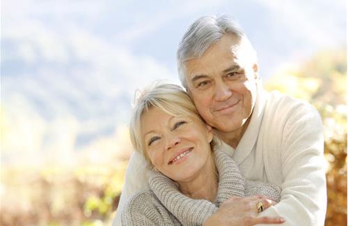 老人經常搓腿可以預防摔倒